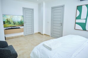 3 bedrooms, iron/ironing board, bed sheets