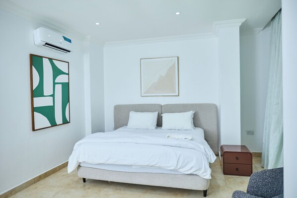 3 bedrooms, iron/ironing board, bed sheets