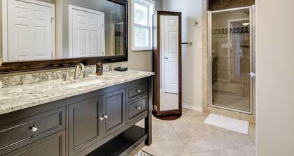 Hot Tub + Outdoor Kitchen: Stylish Home in Bryan