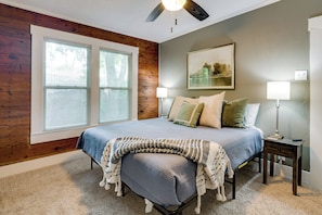 3 bedrooms, WiFi, bed sheets - Hot Tub + Outdoor Kitchen: Stylish Home in Bryan (Bryan)