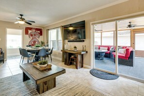 TV - Hot Tub + Outdoor Kitchen: Stylish Home in Bryan (Bryan)