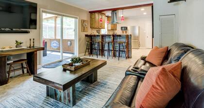 Hot Tub + Outdoor Kitchen: Stylish Home in Bryan