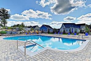 A heated pool - Inviting getaway w/ AC, heated pool, hiking trails, gym & nearby beaches (Arundel)