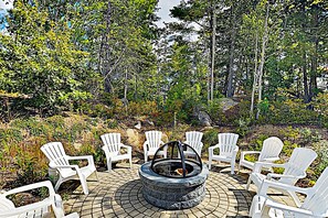 Property grounds - Inviting getaway w/ AC, heated pool, hiking trails, gym & nearby beaches (Arundel)