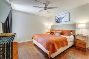 1 bedroom, desk, iron/ironing board, Internet - < 1 Mi to Old Town: Scottsdale Condo w/ Balcony (Scottsdale)