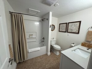 Shower, eco-friendly toiletries, hair dryer, towels - The Aspen Suite - Private Fire Pit, Forest & Mountain View (Divide)