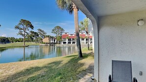 Vista di una zona piscina con una sedia, un edificio sullo sfondo e cielo sereno.