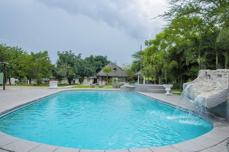 Pool. Cozy nature lodge , near the Lusutfu river . AC , Wi-Fi ,Pool ,Bar, Restaurant