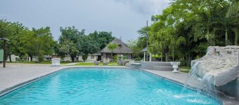 Cozy nature lodge , near the Lusutfu river . AC , Wi-Fi ,Pool ,Bar, Restaurant