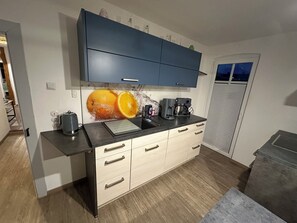 Kylskåp, mikrovågsugn, ugn och spishäll