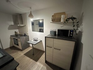 Kühlschrank, Mikrowelle, Ofen, Herdplatte