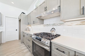 Micro-ondes, four, plaque de cuisson, lave-vaisselle