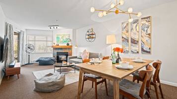 Smart-tv, eldstad och en stereo