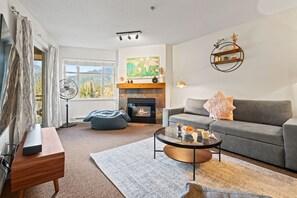 Smart-tv, een open haard en een stereo