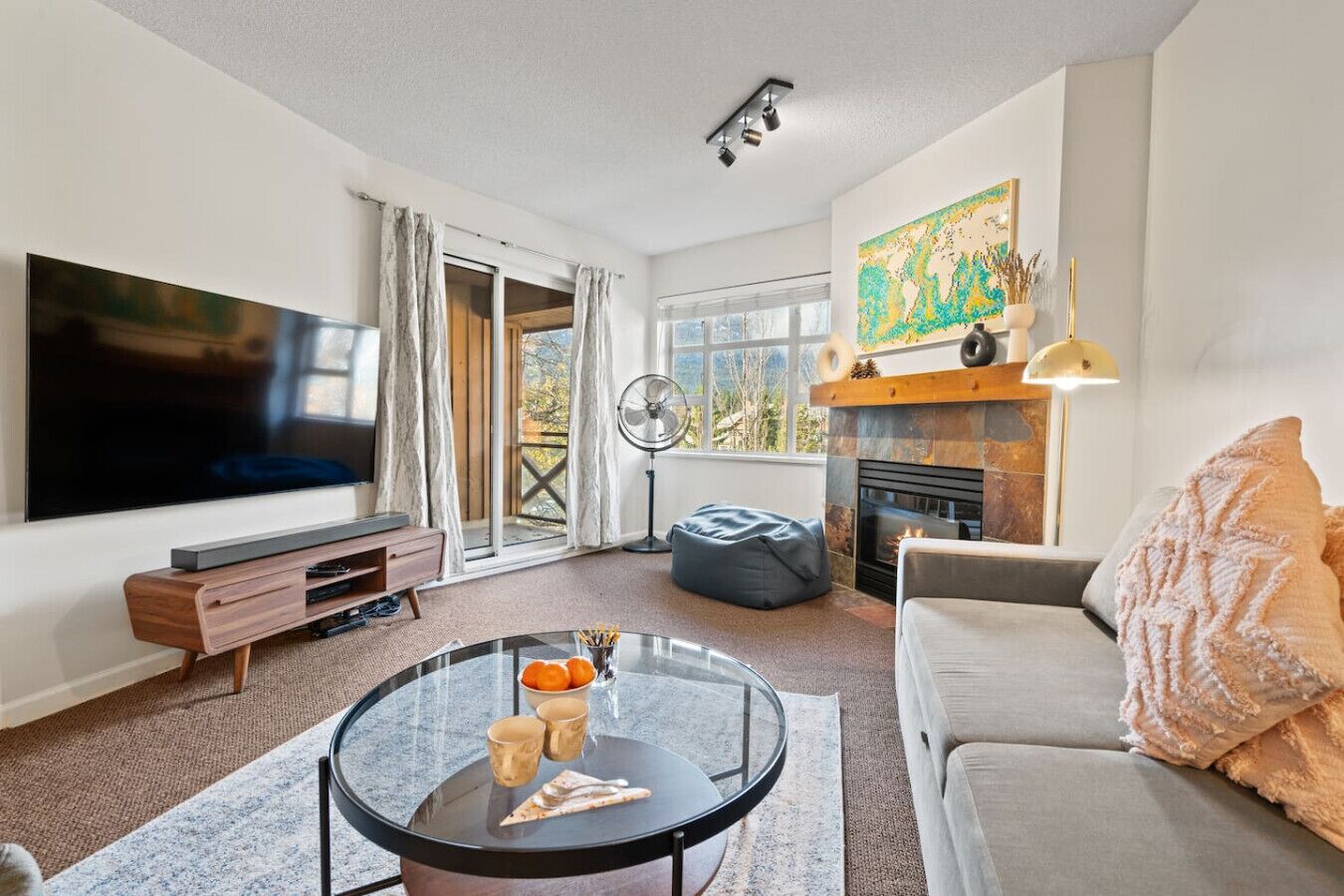 TV connectée, cheminée, chaîne hi-fi