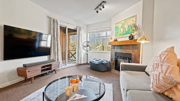 Smart-TV, Kamin, Stereoanlage