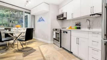 KĂŒhlschrank, Mikrowelle, Ofen, Herdplatte