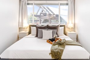 2 chambres, bureau, fer et planche à repasser, lit de bébé portatif