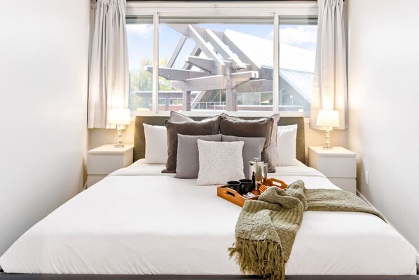 2 chambres, bureau, fer et planche à repasser, lit parapluie