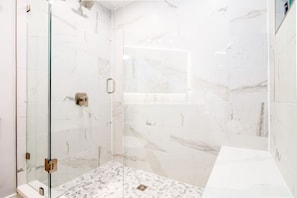 Articles de toilette écologiques, sÚche-cheveux, serviettes fournies