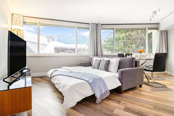 2 habitaciones, escritorio y tabla de planchar con plancha 