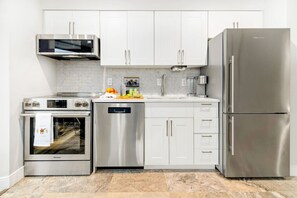 冷蔵庫、電子レンジ、オーブン、コンロ