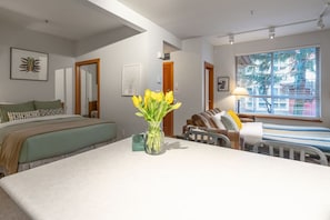 1 bedroom, in-room safe, desk, iron/ironing board - Central Whistler Studio Townhouse|HotTub&Free PRKN (Whistler)