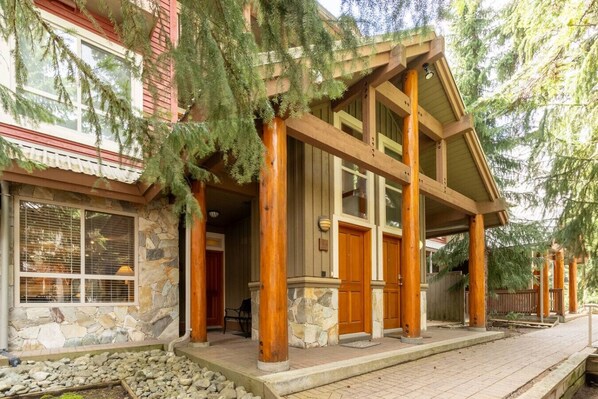 Exterior - Central Whistler Studio Townhouse|HotTub&Free PRKN (Whistler)