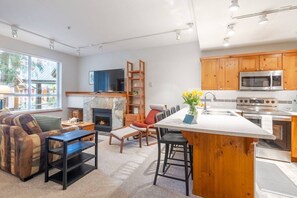 Fridge, microwave, oven, stovetop - Central Whistler Studio Townhouse|HotTub&Free PRKN (Whistler)