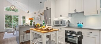 2BR Creekside Gem|Steps to Gondola,Free PKNG|Patio