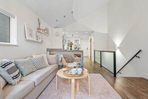 Televisión, chimenea y libros