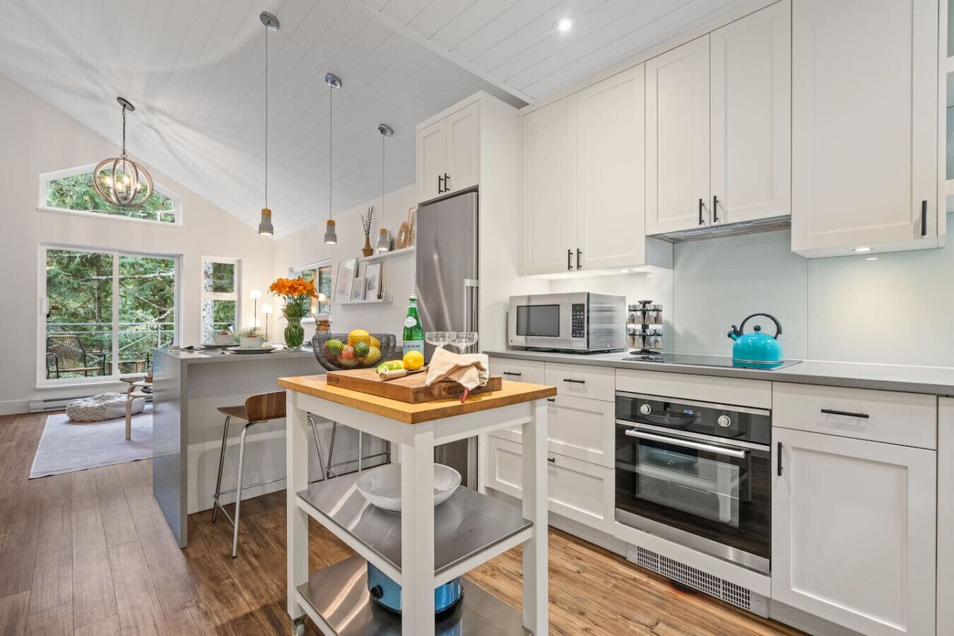 Geladeira, micro-ondas, fogão, cooktop