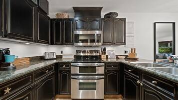 KĂŒhlschrank, Mikrowelle, Ofen, Herdplatte