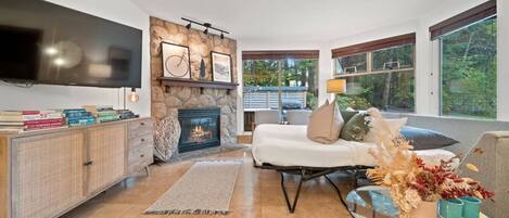 Télévision, cheminée