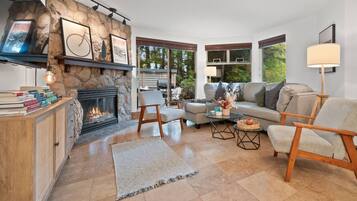 Fernseher, Kamin, BĂŒcher, Stereoanlage