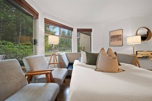 2 chambres, bureau, fer et planche à repasser, lit de bébé portatif