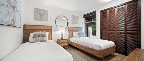 2 chambres, bureau, fer et planche Ă  repasser, lit parapluie