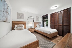 2 Schlafzimmer, Schreibtisch, Bügeleisen/Bügelbrett, Reisekinderbett