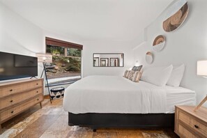 2 bedrooms, in-room safe, desk, iron/ironing board - Spacious 2B/5 Min to Gondola,Free Pk,Wood Fire plc (Whistler)