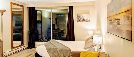Desk, iron/ironing board, WiFi, bed sheets