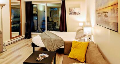 Comfortable Creekside Studio - close to lifts.