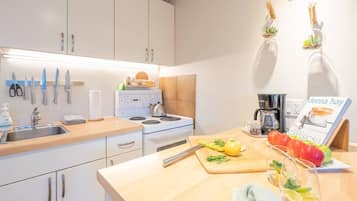 Een koelkast, een microgolfoven, een oven, een kookplaat