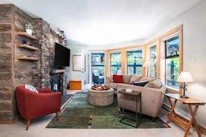 TV, fireplace