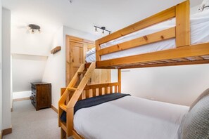 2 bedrooms, desk, free WiFi, bed sheets - Ski-In/Out|Townhouse|Free Prkng (Whistler)