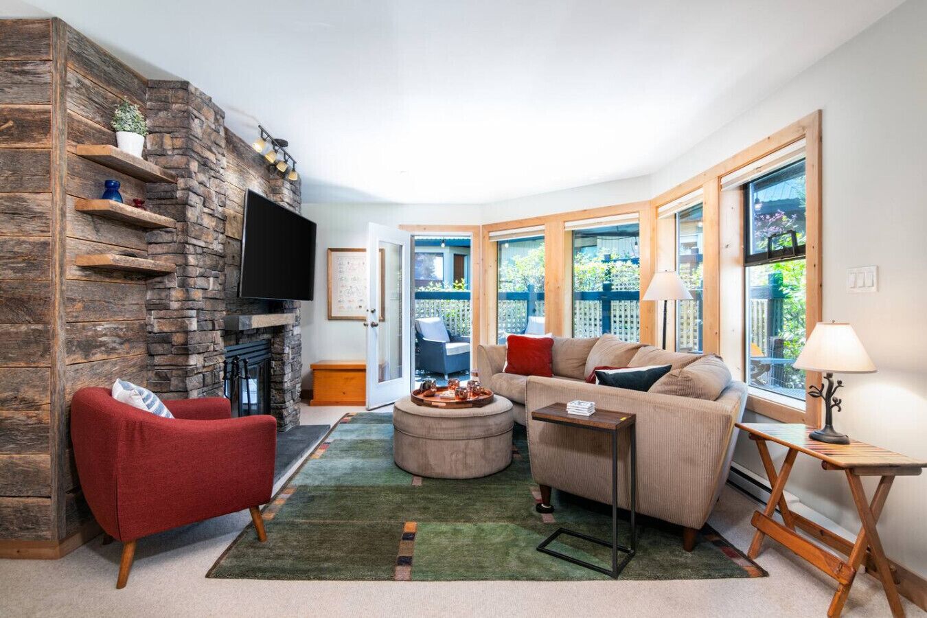 Smart TV, caminetto, libri