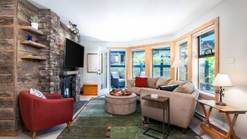 Smart TV, caminetto, libri