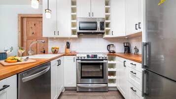 Frigorifero, microonde, forno, piano cottura