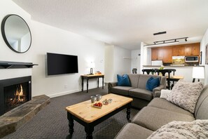 Televisión y chimenea 