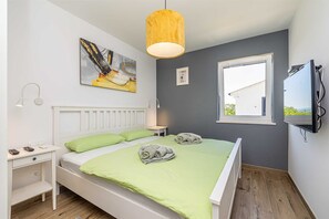 3 bedrooms, iron/ironing board, travel cot, free WiFi - Holiday house DAN with private pool (Kras)