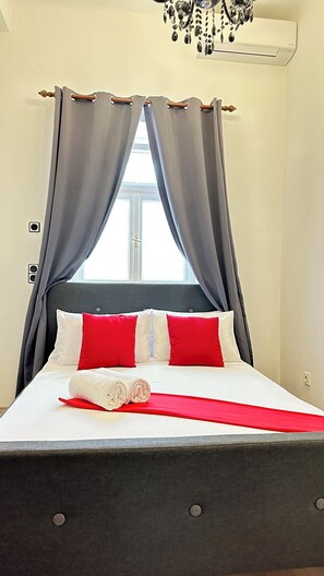 5 chambres, coffres-forts dans les chambres, bureau